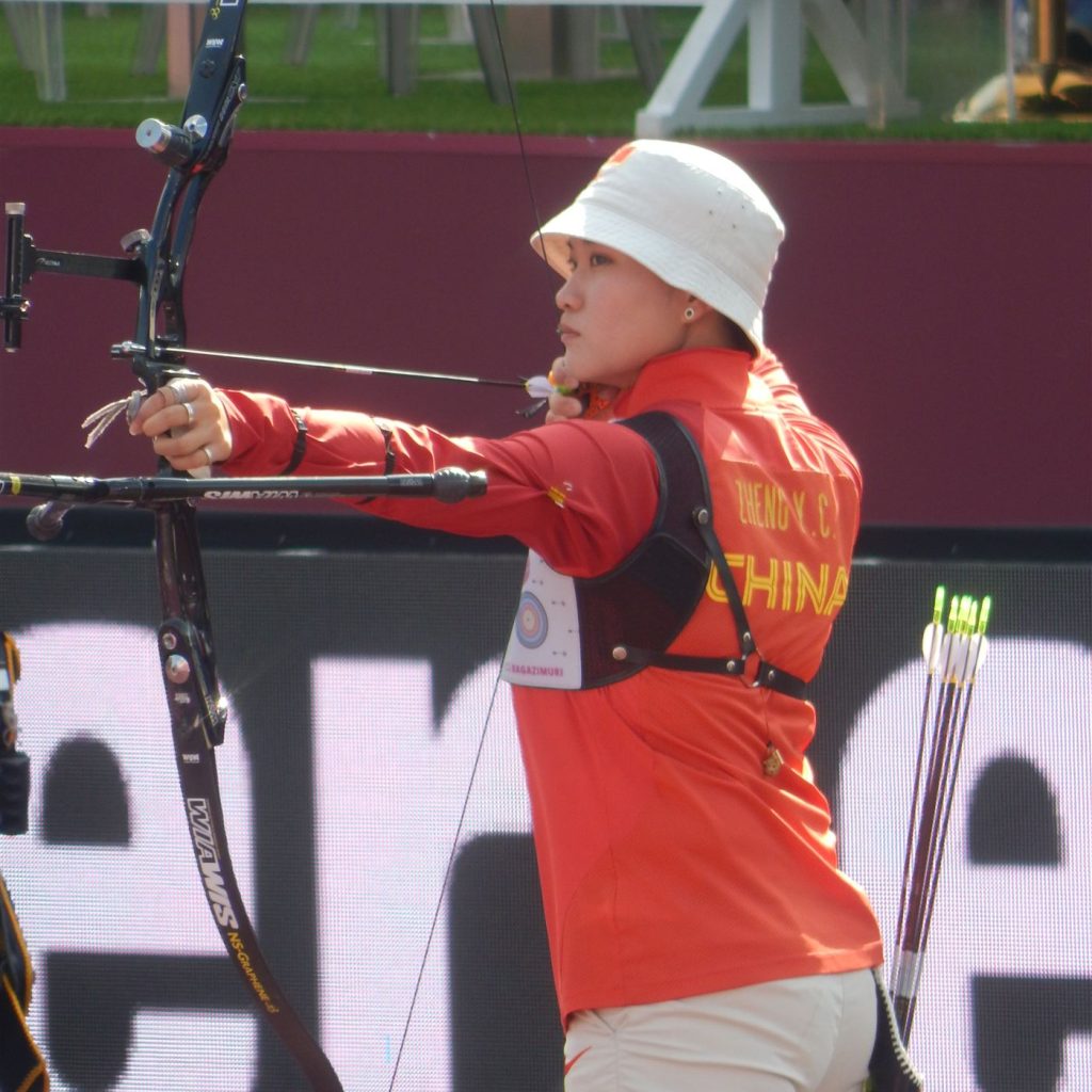 Arco olimpico in gara con mira e stabilizzatore